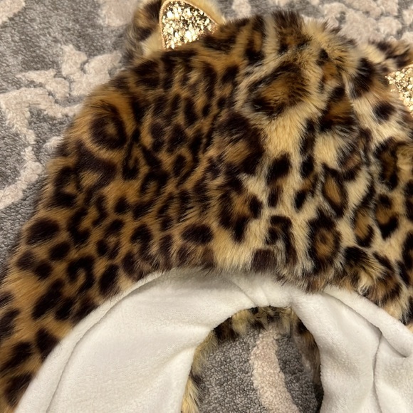 NWOT Children’s Place faux fur leopard hat with attached scarf with pockets - Picture 3 of 8